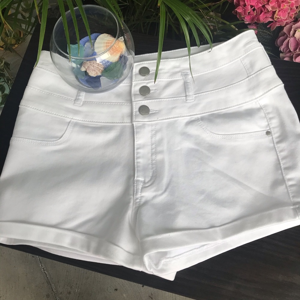 NW Charlotte Refuge White Shorts